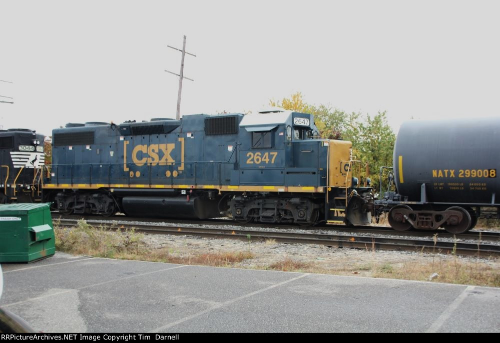 CSX 2647 on local